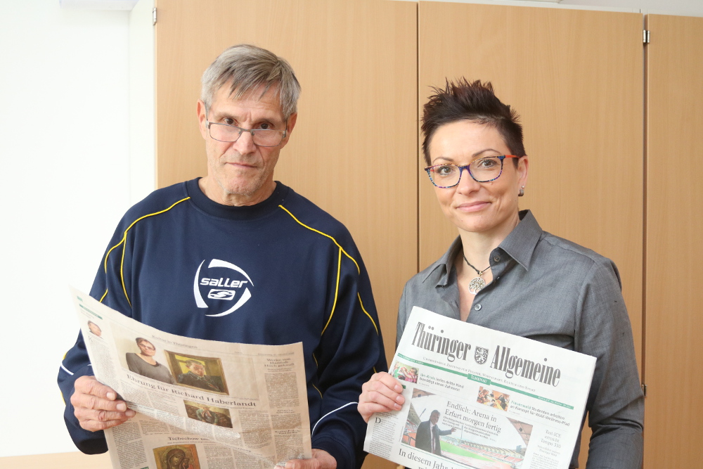 Schulleiter Klaus-Dieter Arnold und Prokuristin Andrea Reimer mit den beiden Ausgaben der "Thüringer Allgemeine"